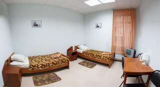 Гостевой дом «Вояж» Великий Новгород Двухместный номер с 2 отдельными кроватями и общей ванной комнатой-1